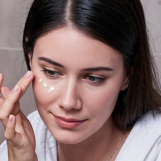 Le pouvoir de l'hydratation du contour des yeux